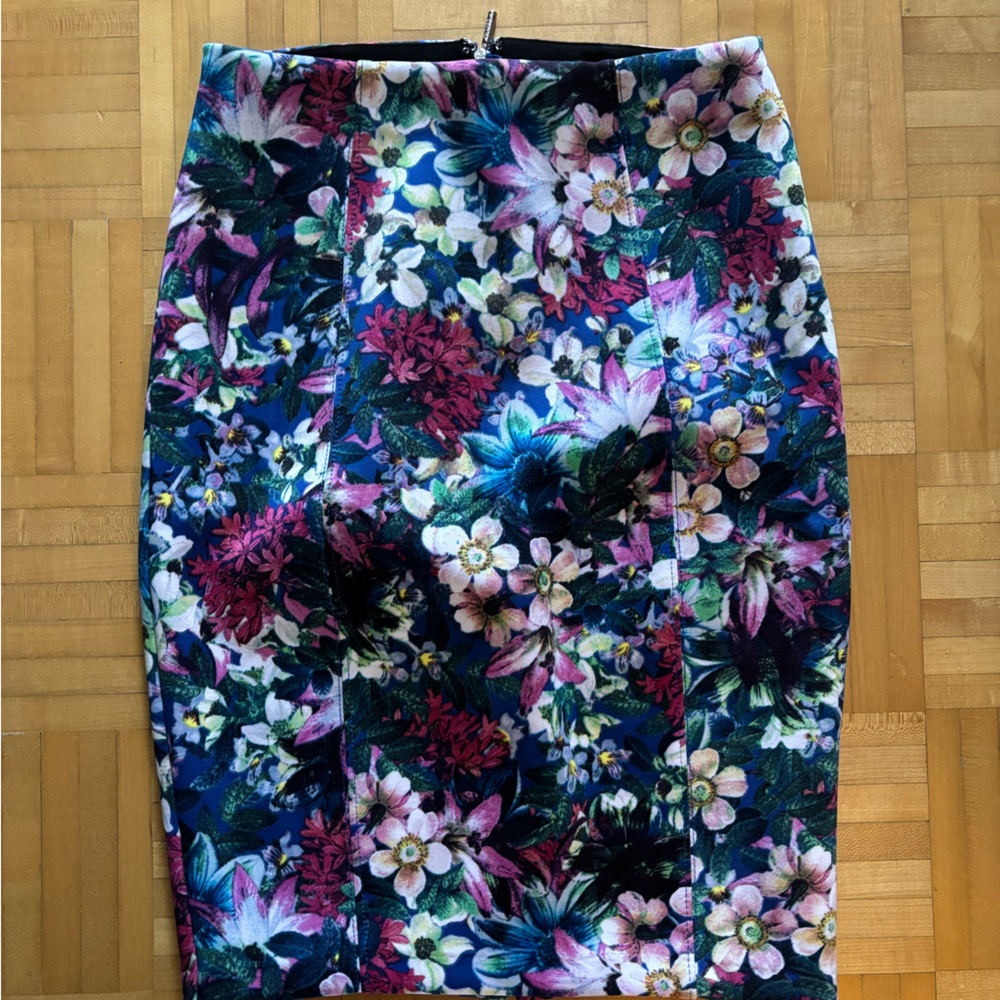 Guess Floral pencil Skirt in Navy with Multicolor Flowers